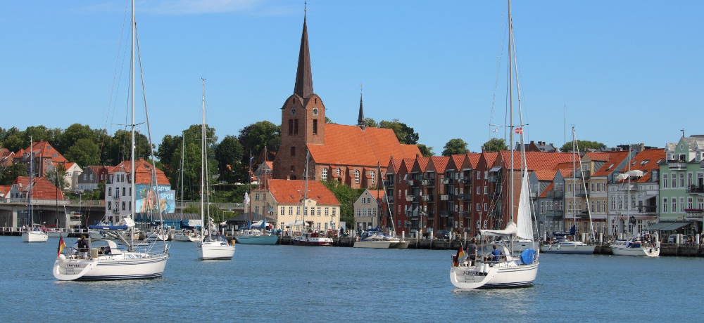 Zeiljachten in de historische haven van Flensburg