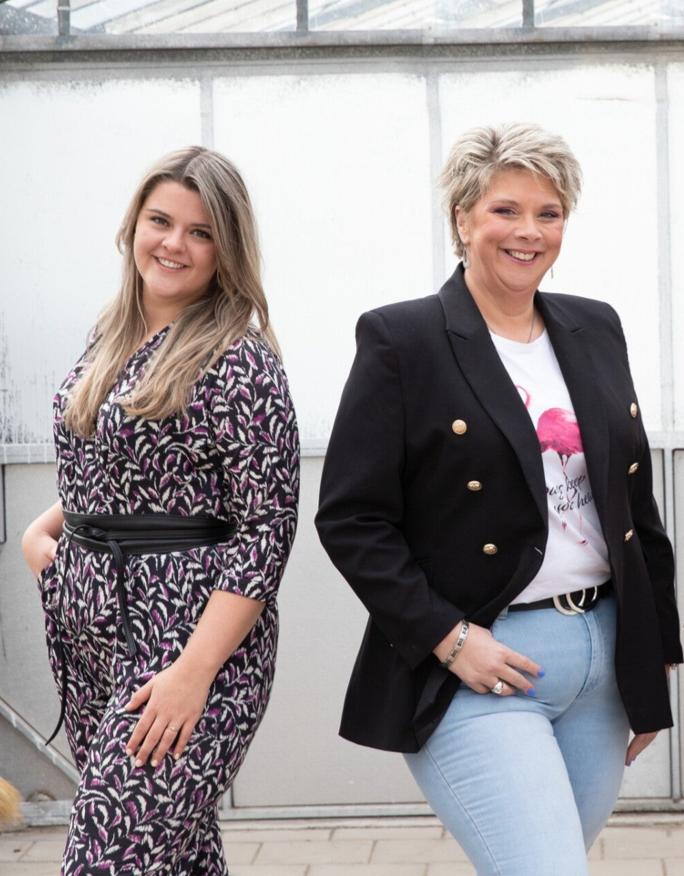 Janine Beijer en Simone beijer samen op foto met witte achtergrond