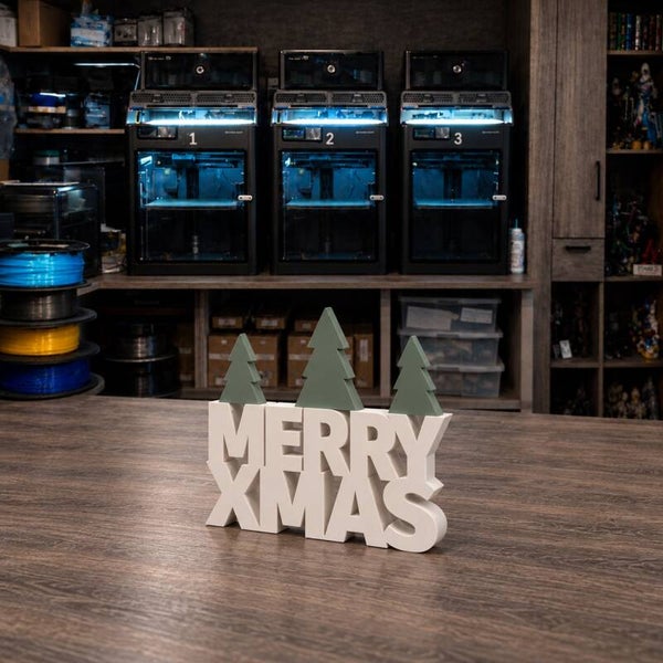 🎄 Merry Xmas Schriftzug mit drei Tannenbäumen – 3D-Druck in Weiß und Grün