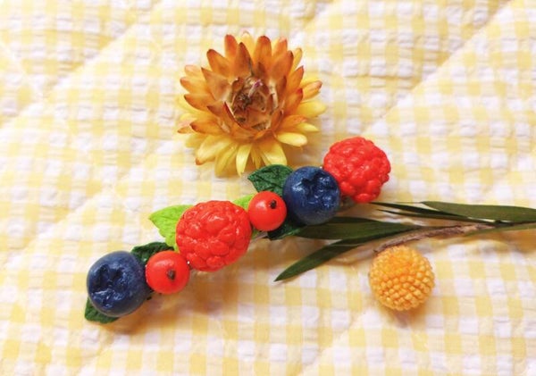 ✨ Unikt hårspänne med bärdetaljer ✨