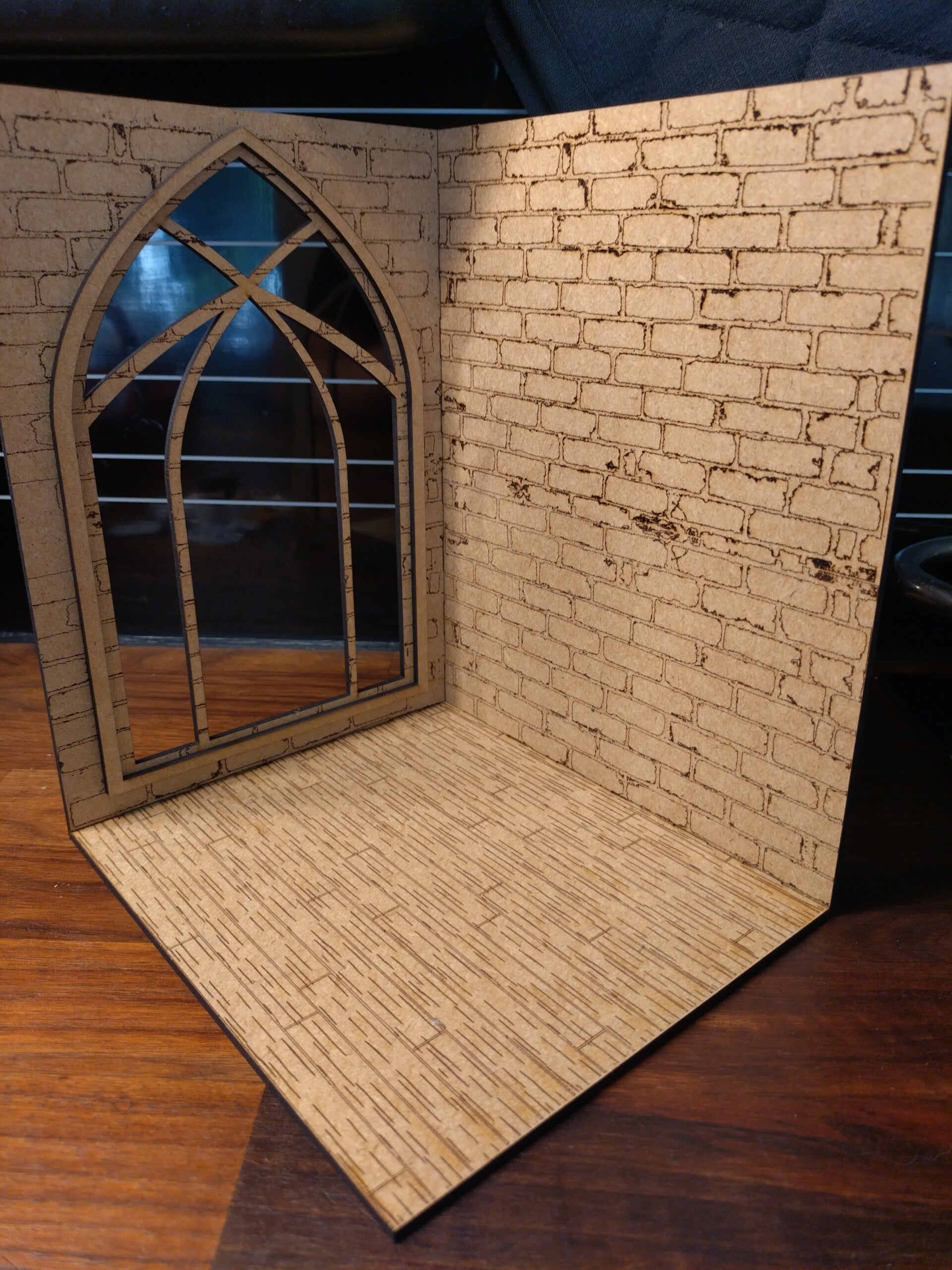 Gotisk tittskåp i byggsatskit