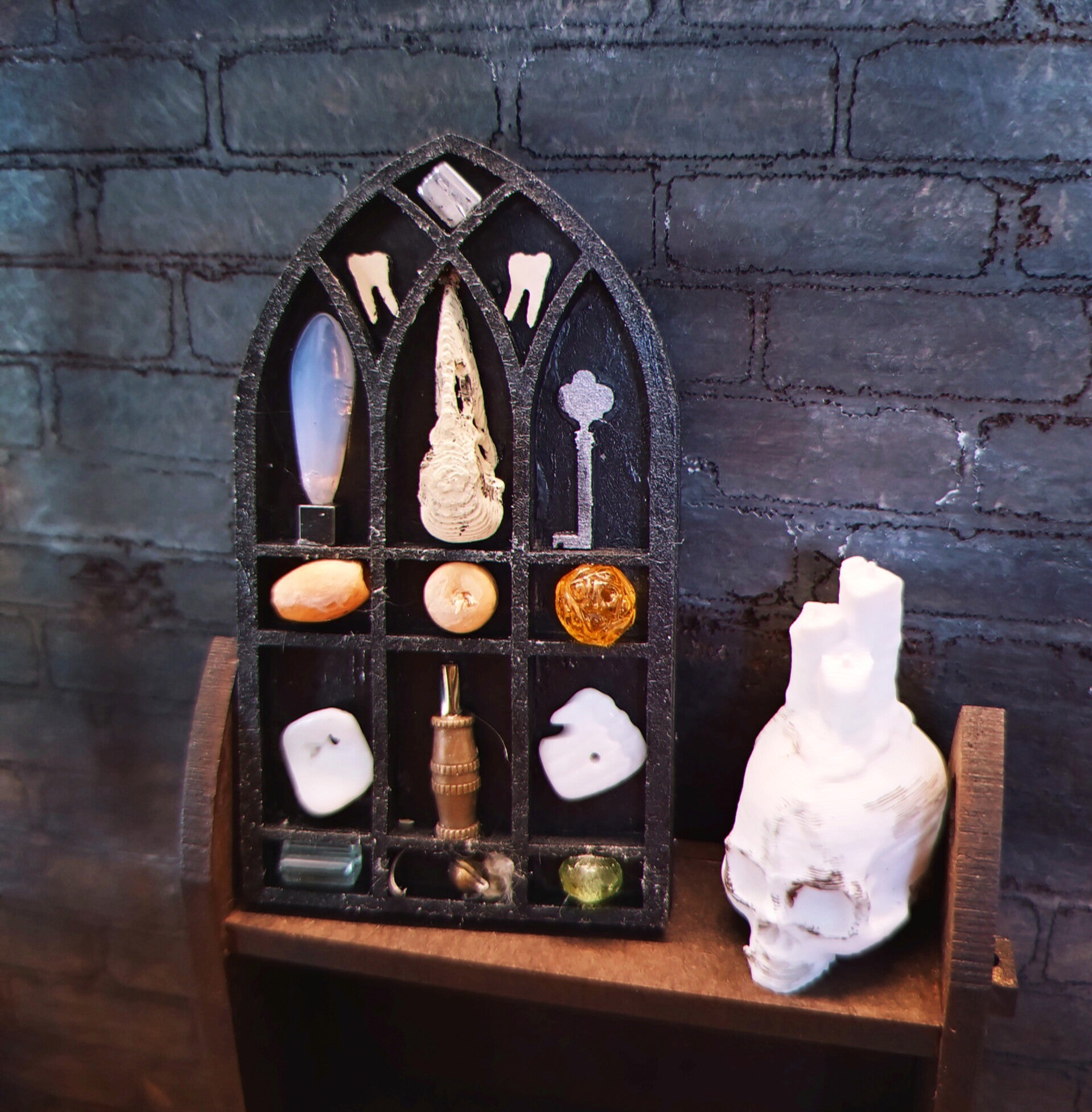 Gotisk prylhylla med random innehåll