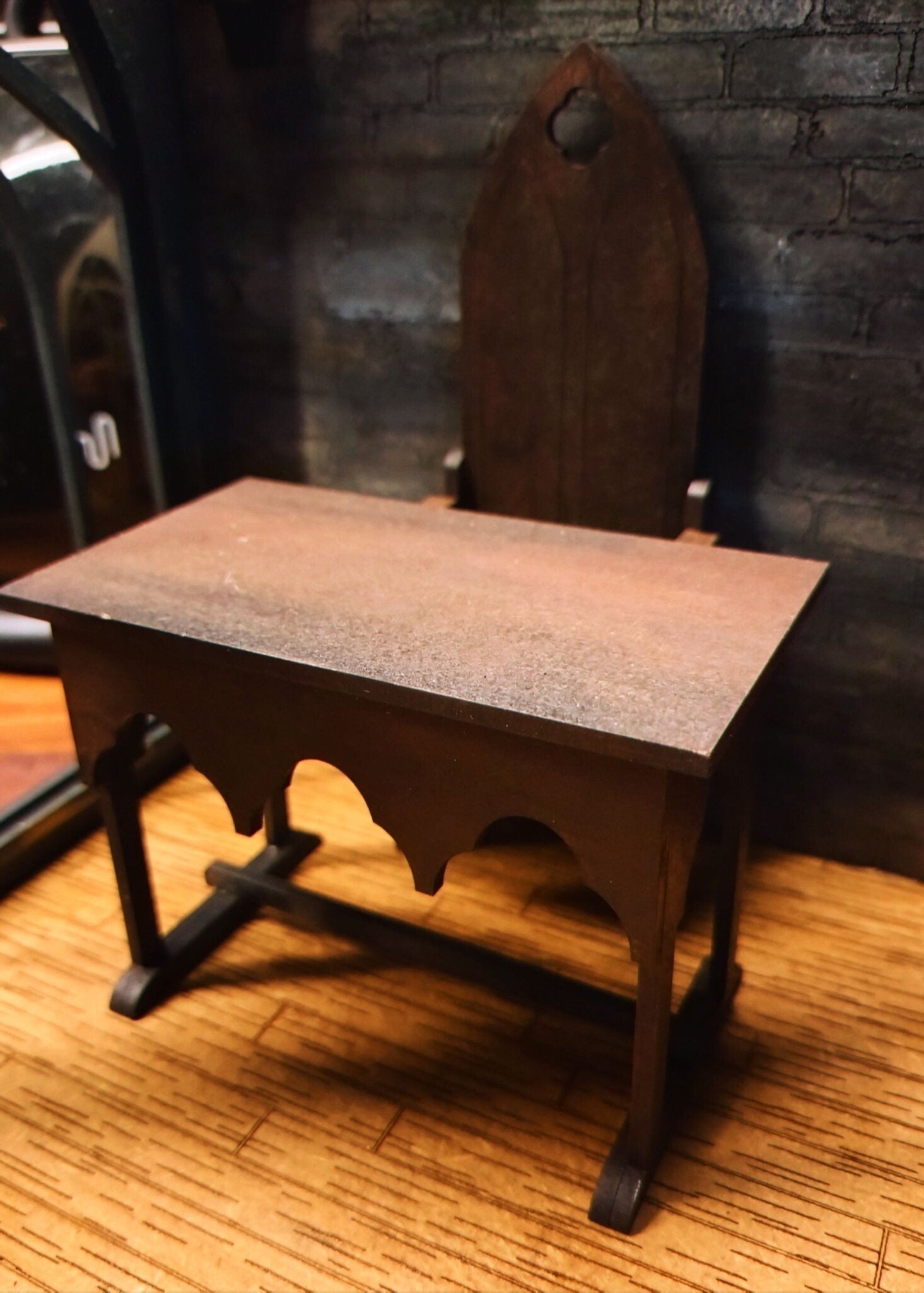 Miniatyr gotisk bord 1:12