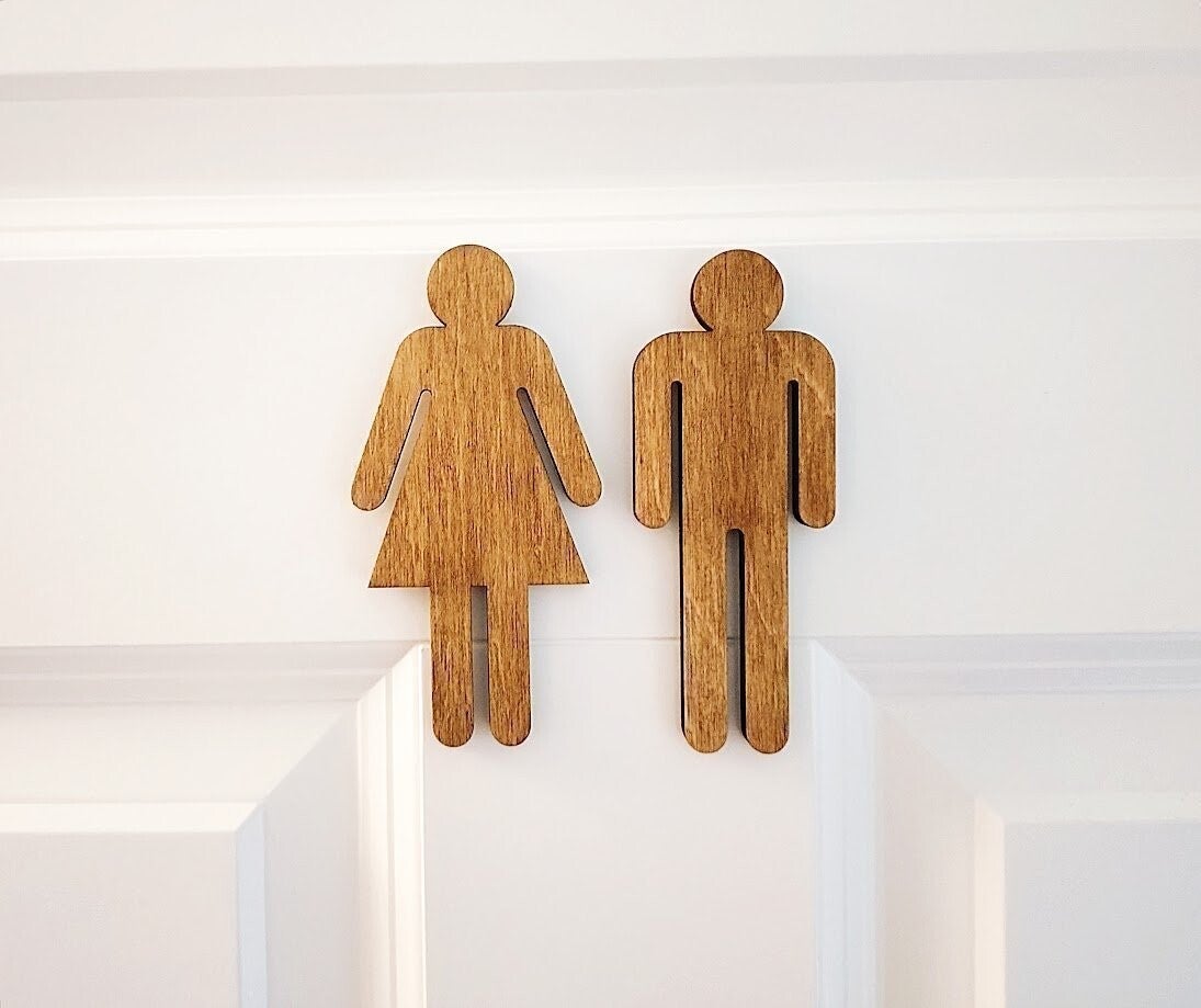 Toalettskyltar i trä