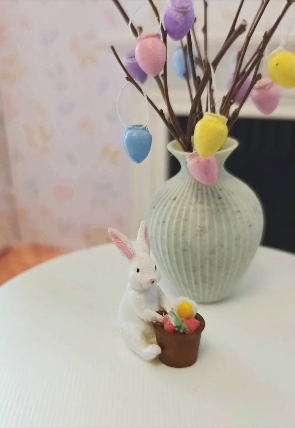 Miniatyr kanin med godiskorg 1:12