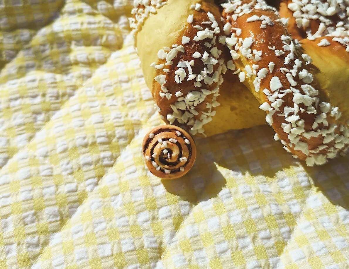 Kylskåp-och-anslagstavla: Kanelbulle