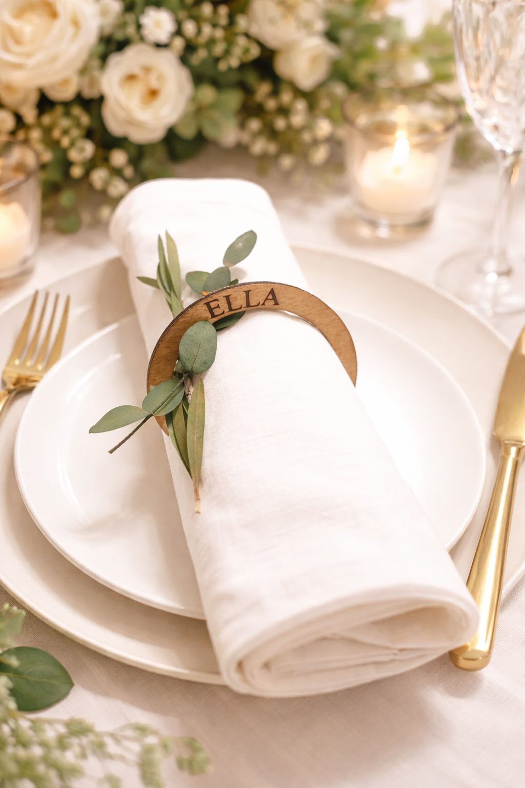 Personlig servettring i trä med namngravyr