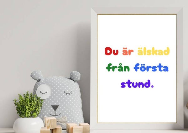 Barnrumstavla – "Du är älskad från första stund." A4 Poster