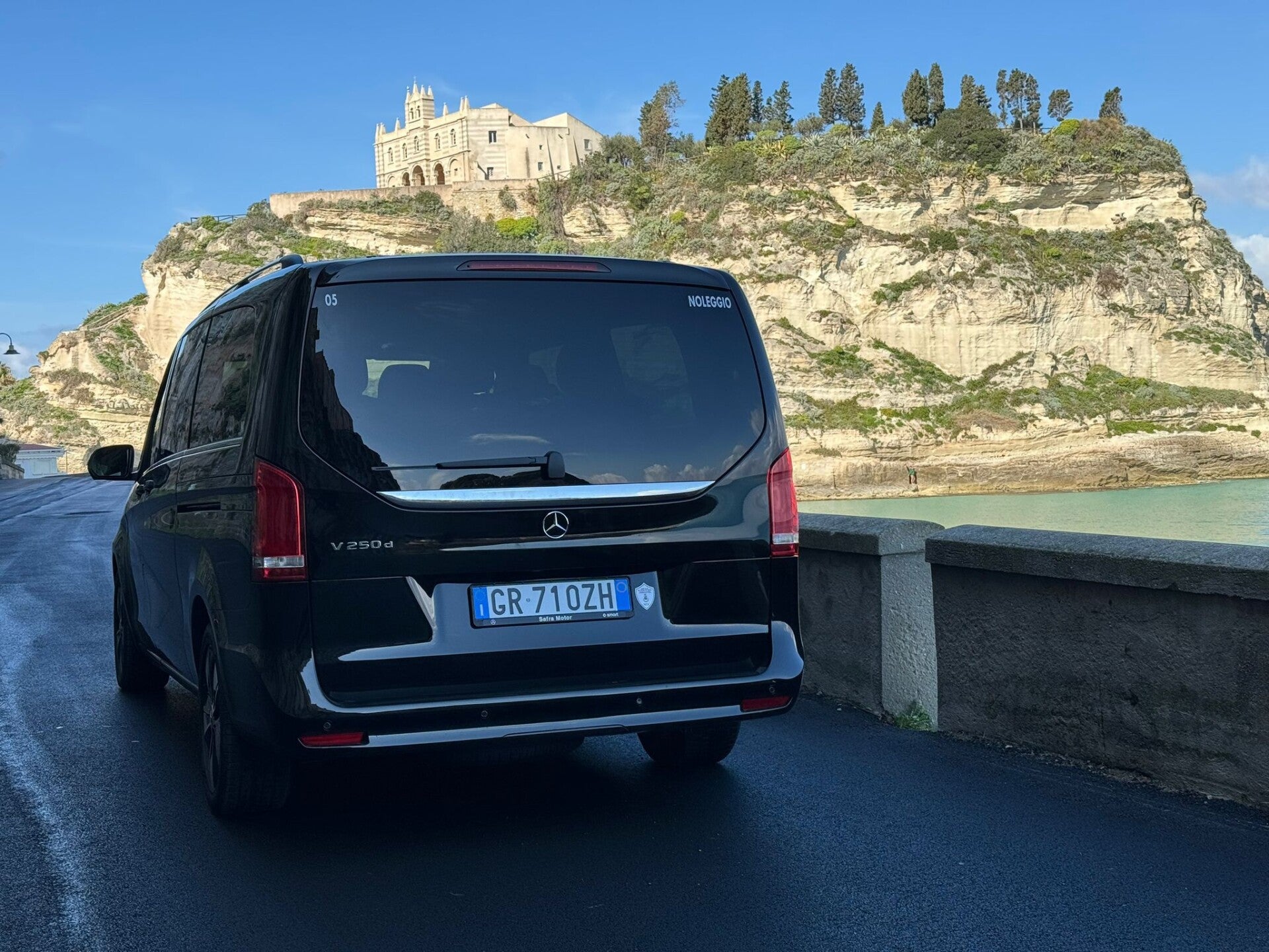 Tropea, la perla del tirreno. Santuario di Santa Maria dell'Isola di Tropea. Auto elegante e confortevole, per ogni esigenza di viaggio.