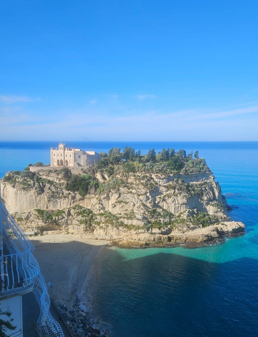 Tropea, la perla del tirreno. Santuario di Santa Maria dell'Isola di Tropea 
