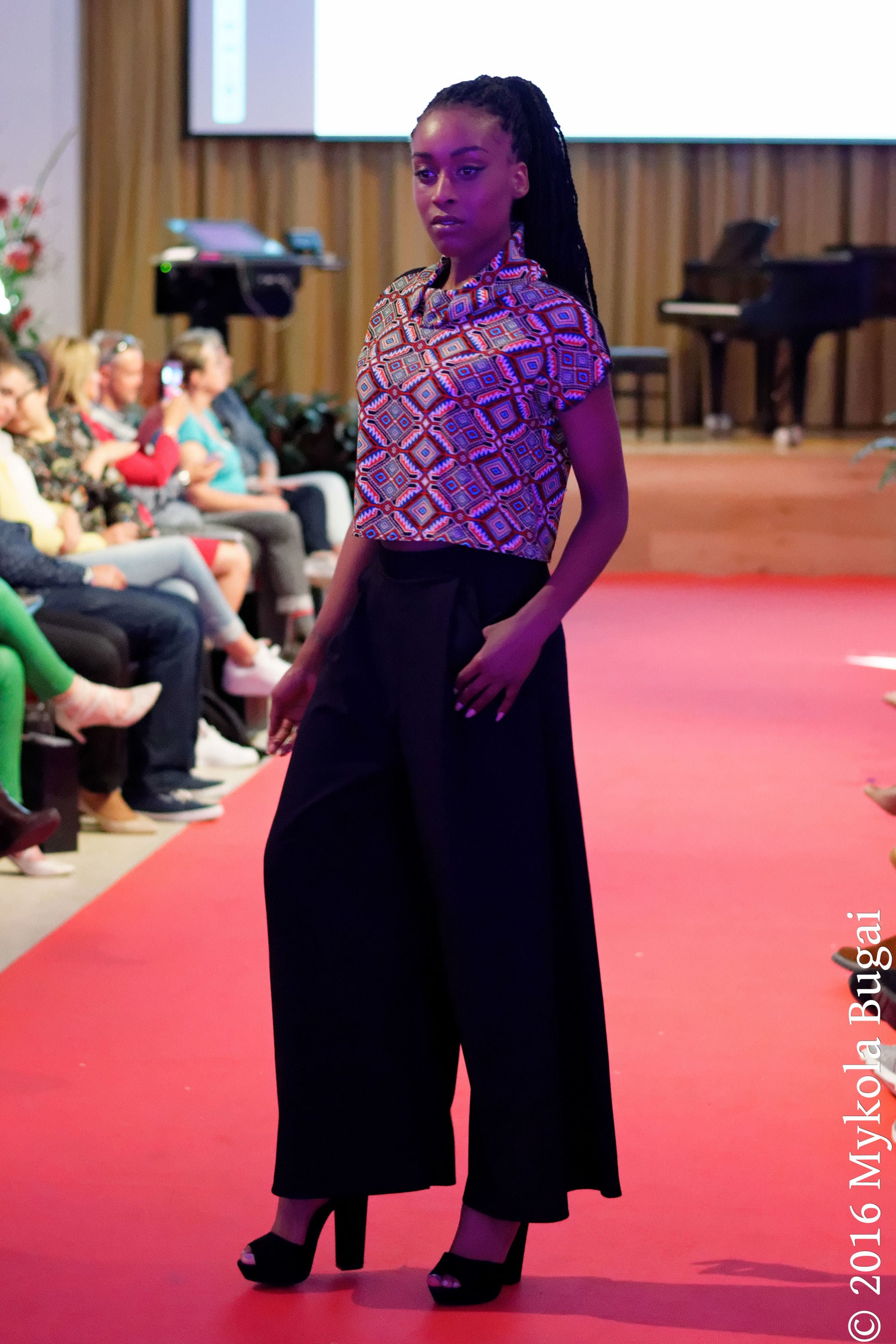 O poza cu tinuta Miha Cirlugea de la prezentarea East Meets West din Amsterdam, din 14 iulie