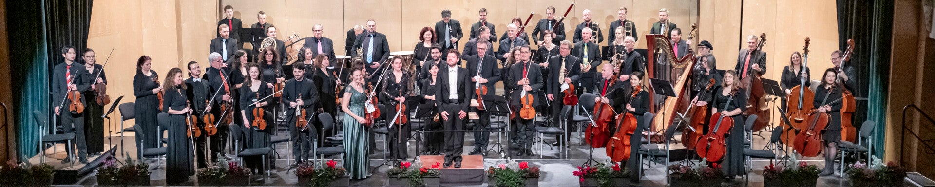 Ein Bild, das die Sinfonietta St. Johann auf der Bühne zeigt