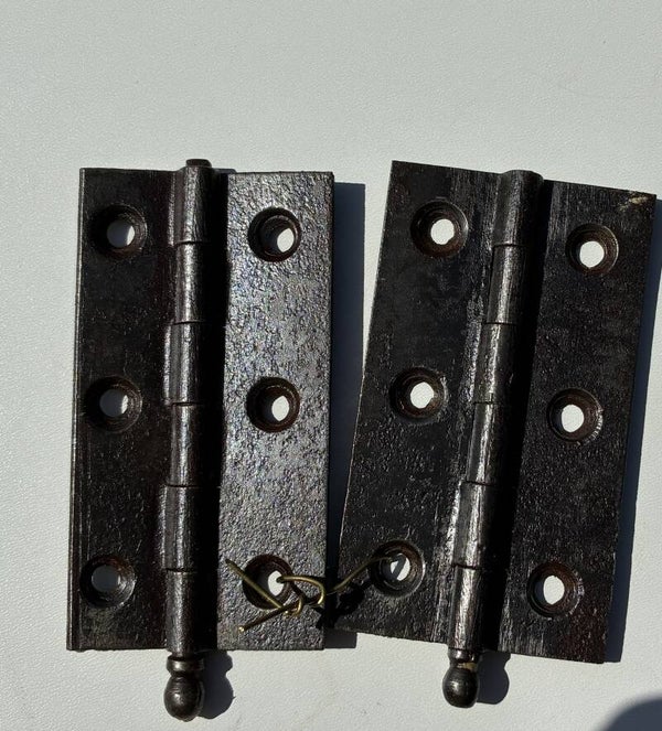Charnières étroites
