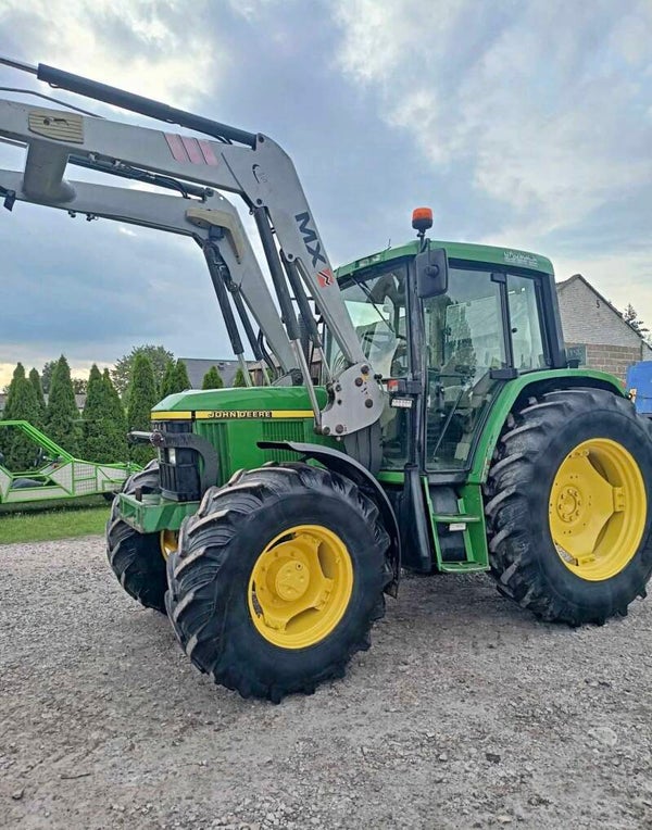 John Deere 6410 met voorlader - Bouwjaar 2000 -  8739 Werkuren