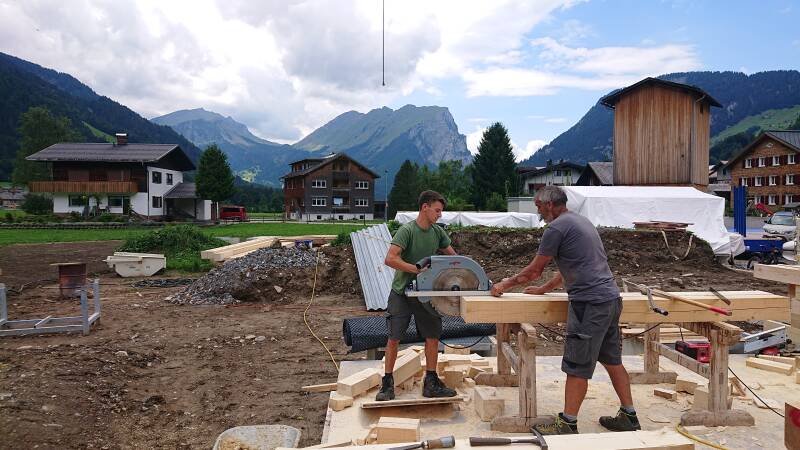 Zwei Zimmerer arbeiten an einem Dachstuhl