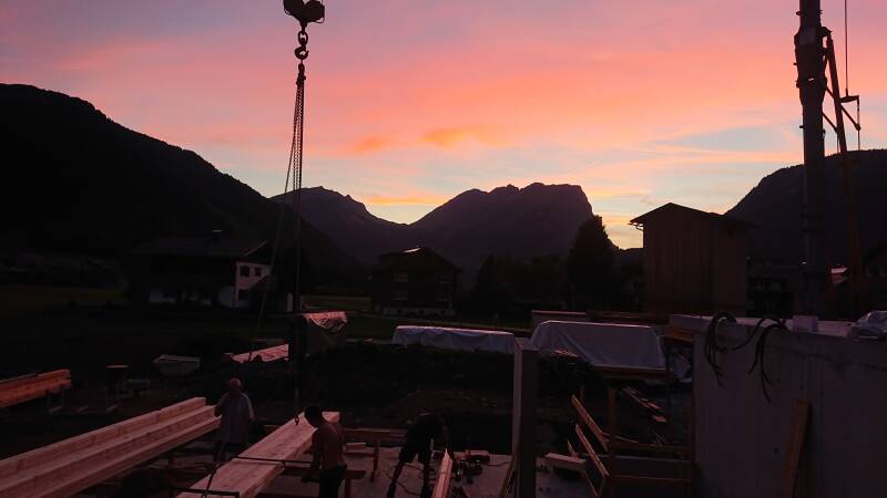 Zimererarbeiten bei Abendrot in Schoppernau