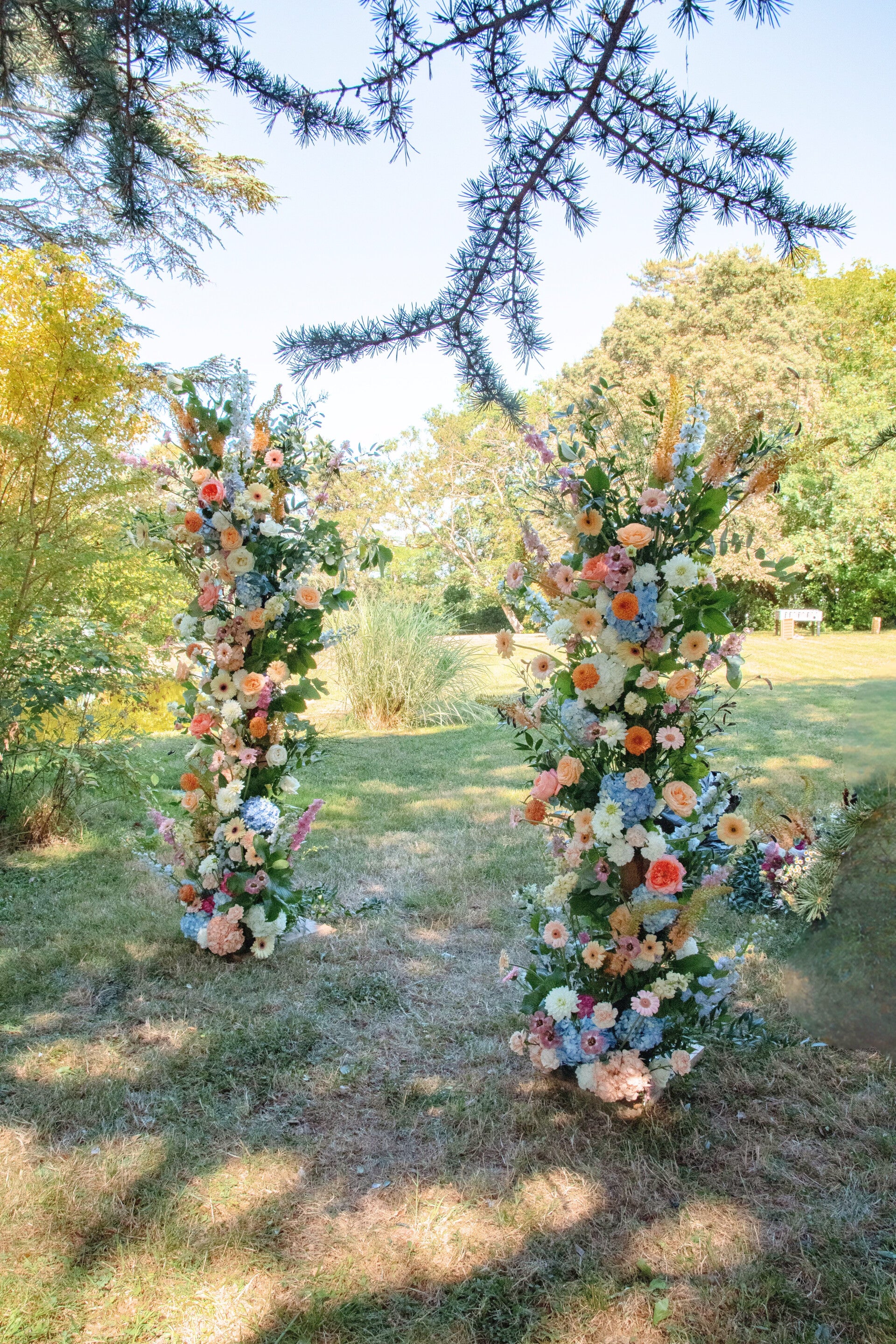 Décoration florale arche pour cérémonie laïque de mariage en Occitanie