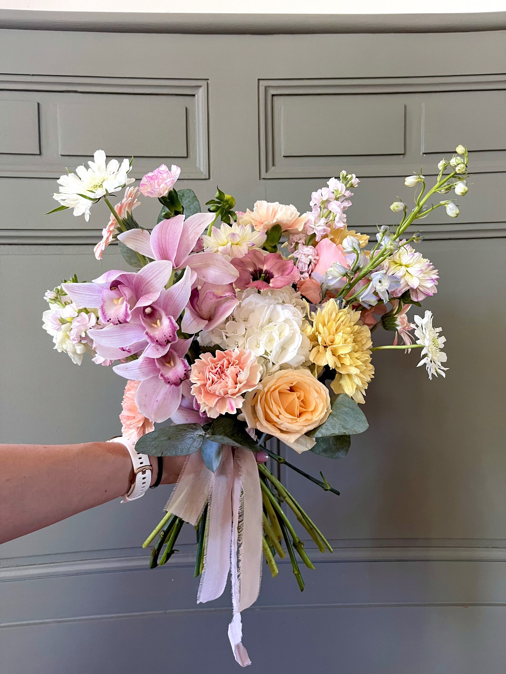 Bouquet de mariée asymétrique et naturel, création sur-mesure en fleurs fraîches