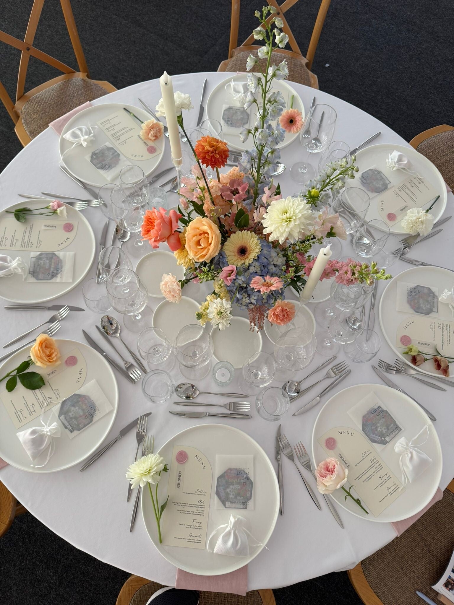 Centre de table floral élégant et aérien pour repas de mariage