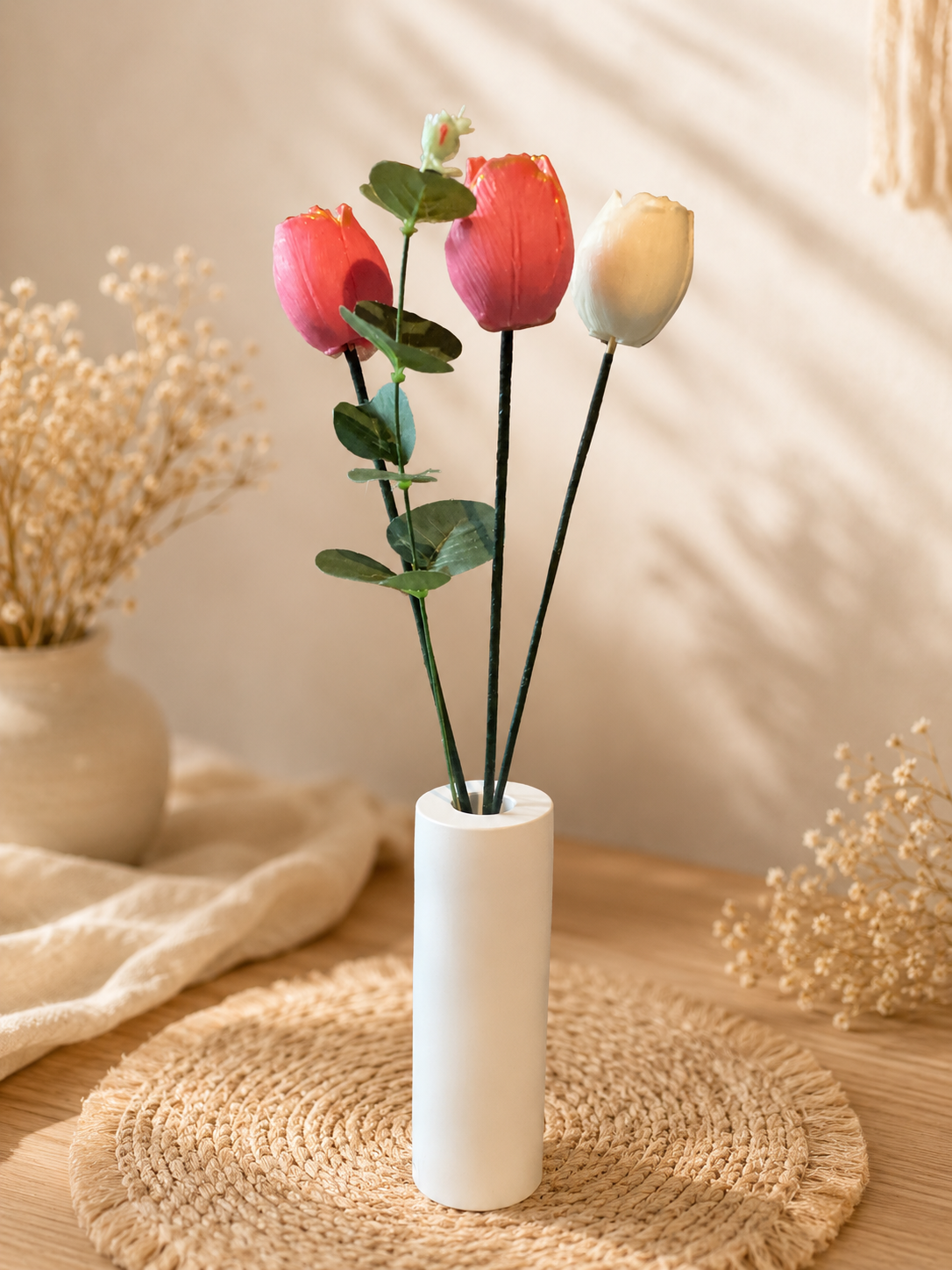 Vase en résine avec ses 3 tulipes parfum fleur de guimauve