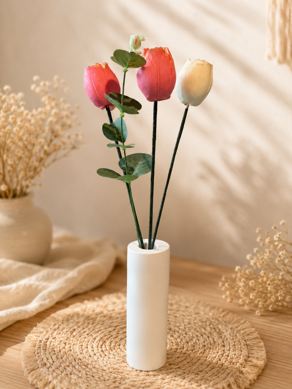 Vase en résine avec ses 3 tulipes parfum fleur de guimauve