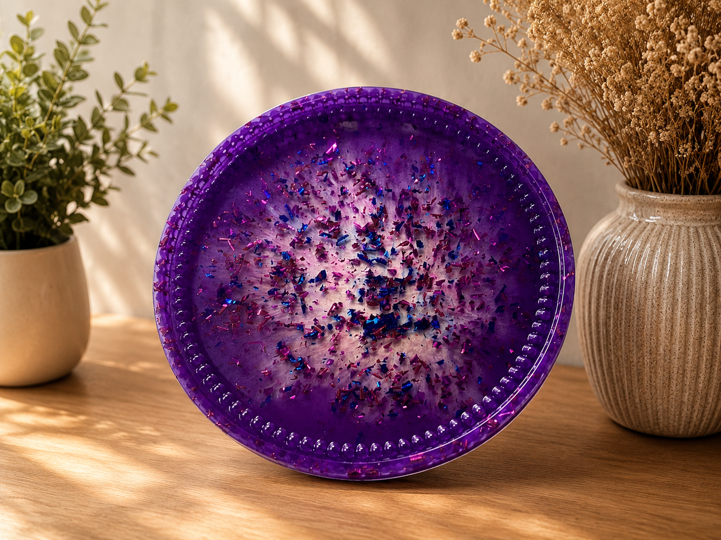Plateau mauve en résine époxy.