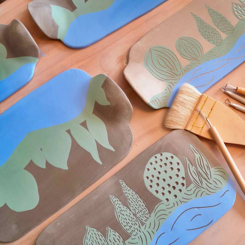 Décors à l'engobes en cours sur des pièces crues