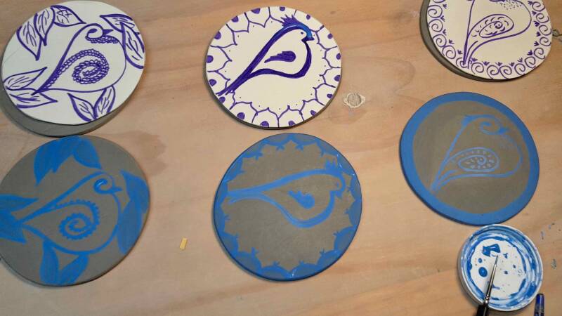 Reflexion sur le papier et mise en couleur sur des plaques d'argiles crues,