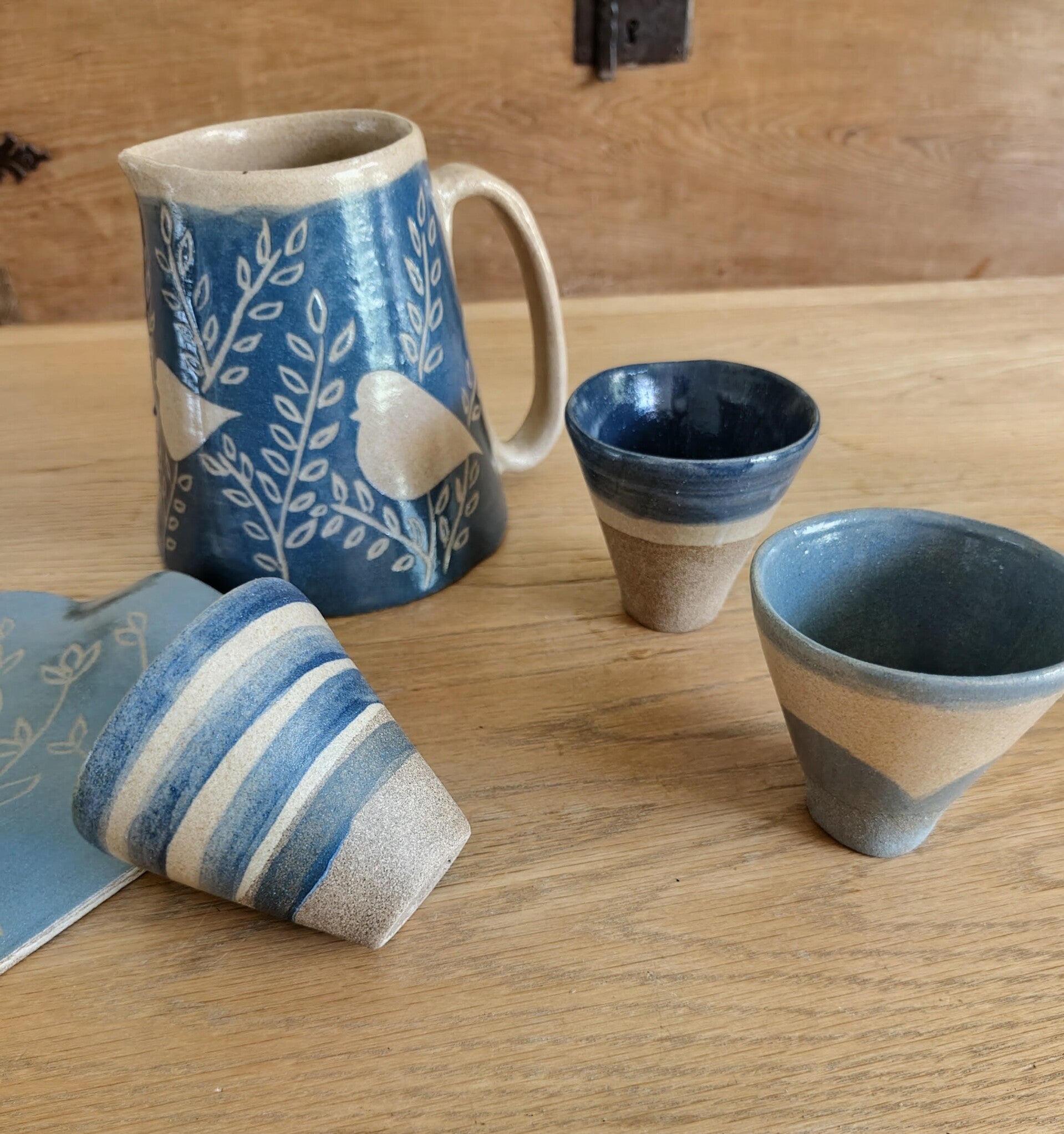 pichet fait main en grès et verres assortis. Poterie en grès, réalisé à la main en france.