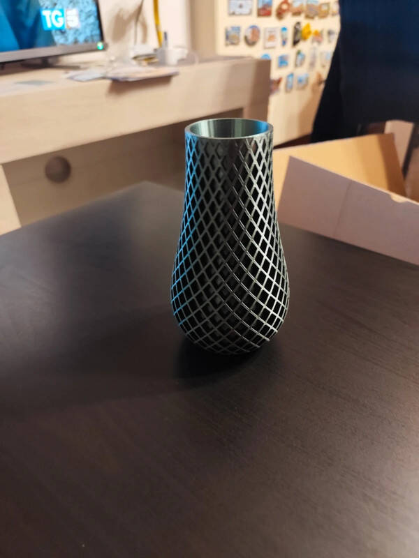 Shadow Grid – Geometria e stile in un vaso esclusivo