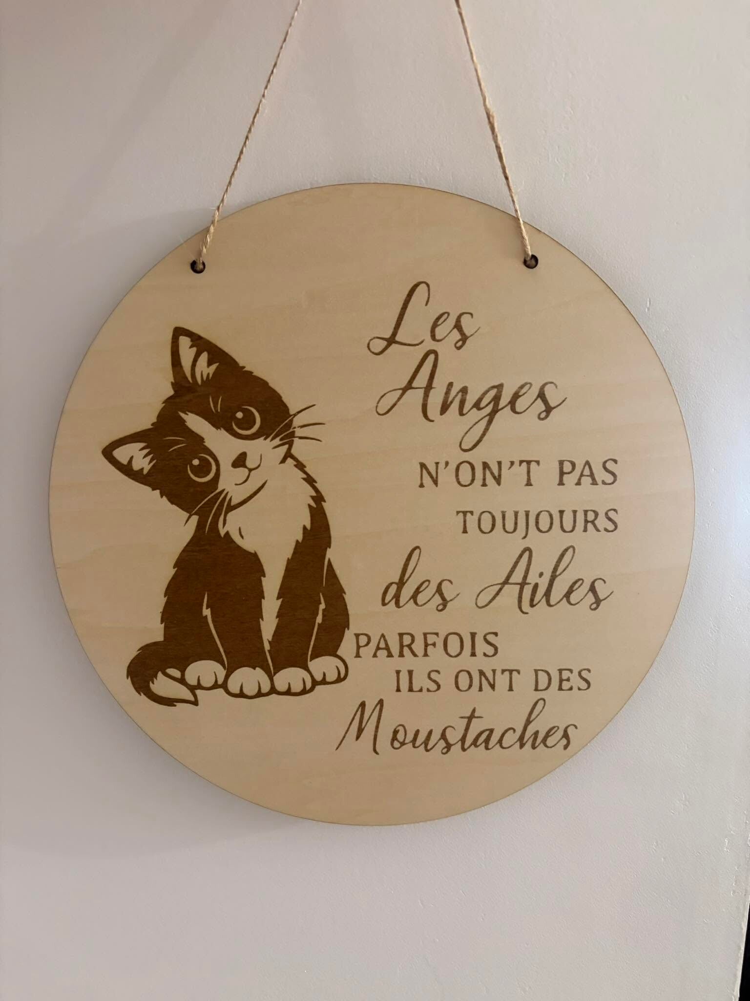 Plaque Murale Suspendue en Bois Gravé