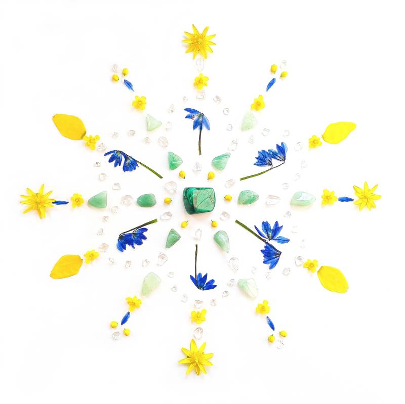 wenskaart in mandala vorm met narcisblaadjes en blauwe bloemetjes. De edelstenen zijn amazoniet, aventurijn en bergkristal.