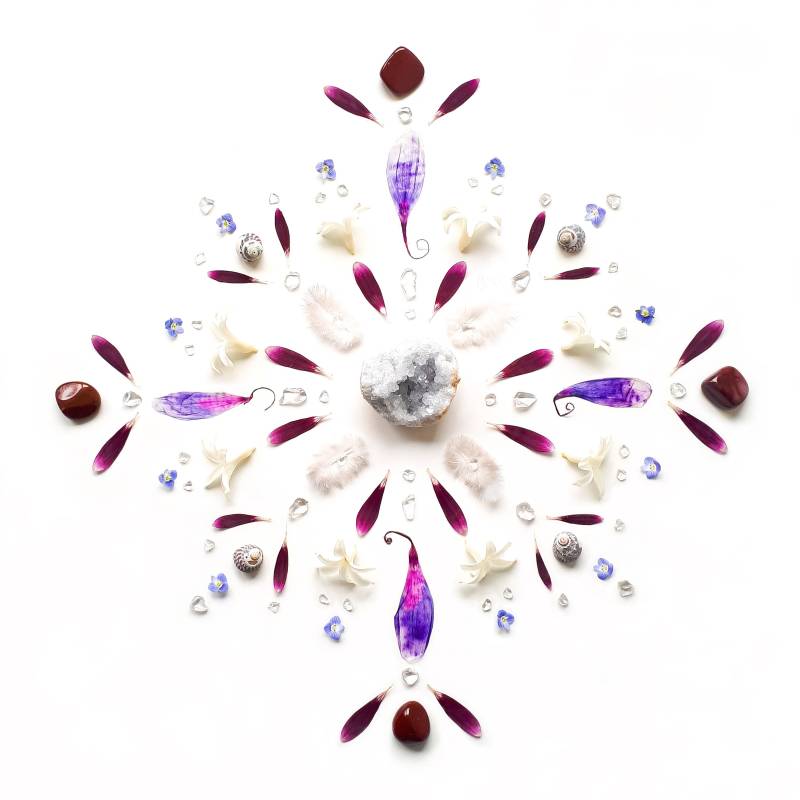 wenskaart met edelstenen, veertjes en bloemblaadjes. Celestien, mookaiet en bergkristal.