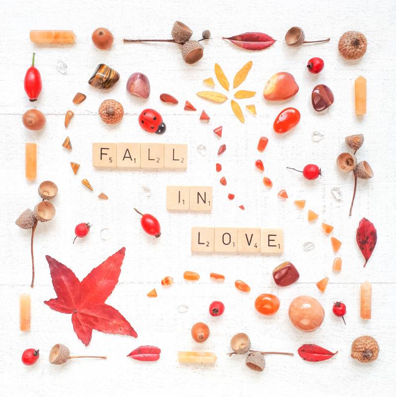 wenskaart fall in love met letters en herfstblaadjes