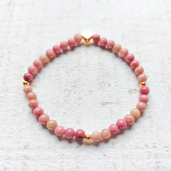 Armband van 4 mm rhodoniet kralen met goudkleurige accenten