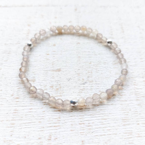 Armband van 4 mm gefacetteerde grijze agaat kralen