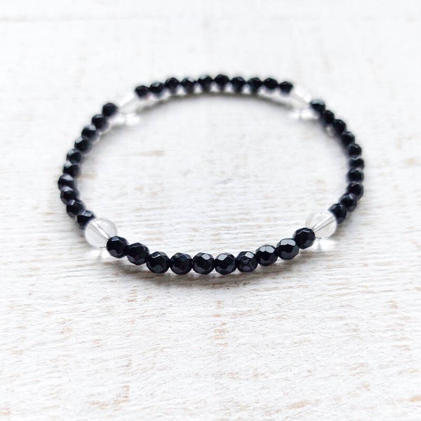Armband van 4 mm gefacetteerde onyx kralen met bergkristal