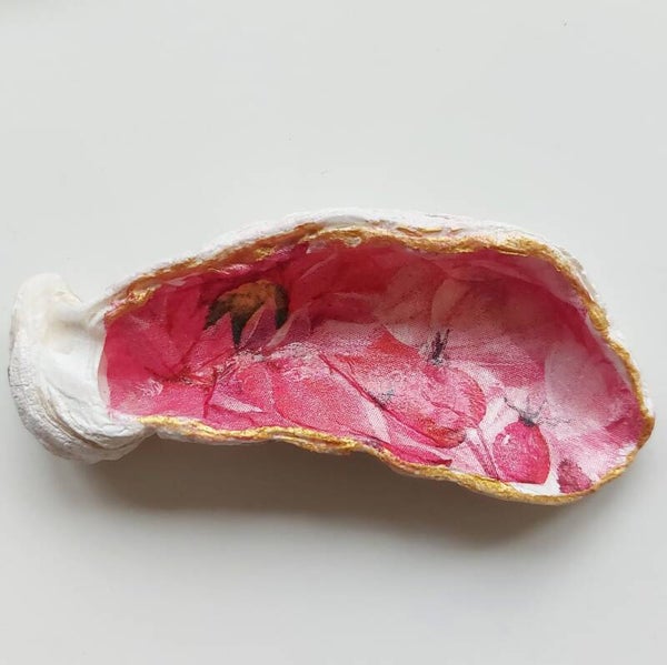 Oester schelp roze en rode bloemen 8,5 cm