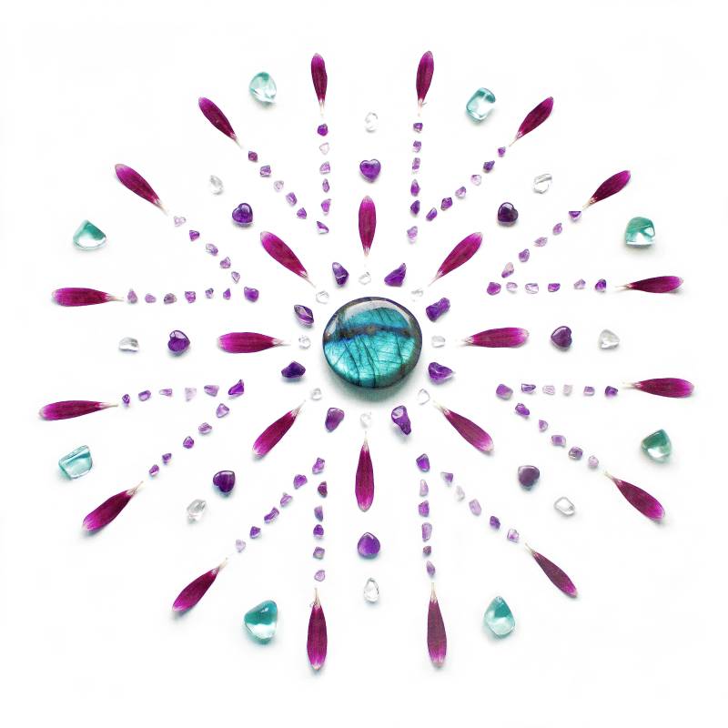 cadeaukaartje met mandala en gerbrablaadjes en de edelstenen labradoriet en amethist