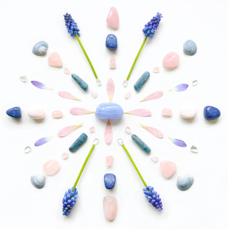 cadeaukaartjes met een mandala van blauwe druifjes en de edelstenen chalcedoon, rozenkwarts, dumortieriet en kyaniet