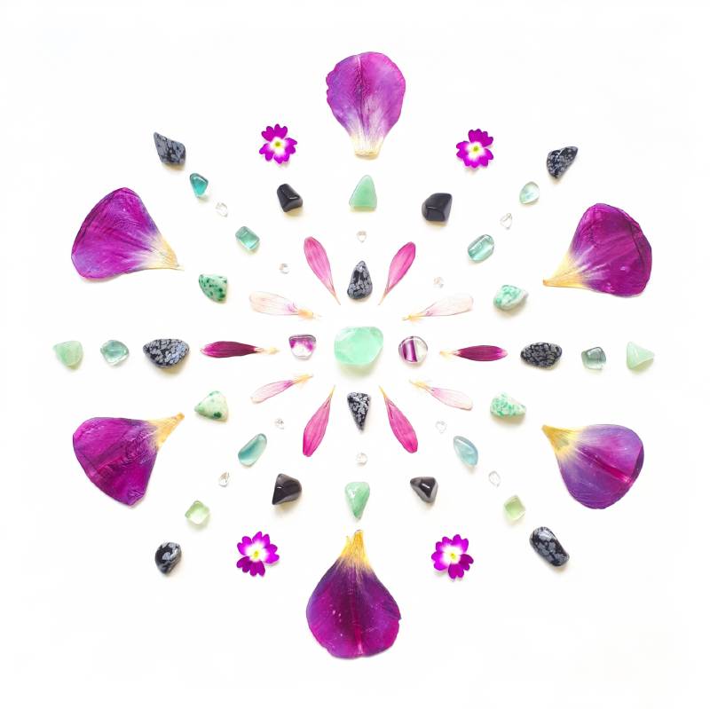 kaart met een mandala van tulpenblaadjes fluoriet en andere edelstenen