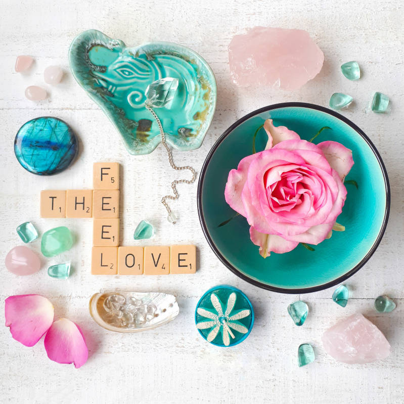 cadeaukaartje met scrabbleletters feel the love, een roos, kaarsje en de edelstenen labradoriet, rozenkwarts en fluoriet