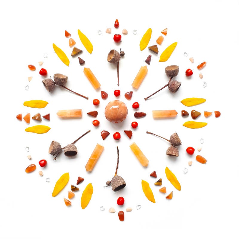 wenskaart herfstgoud met edelstenen en gouden blaadjes