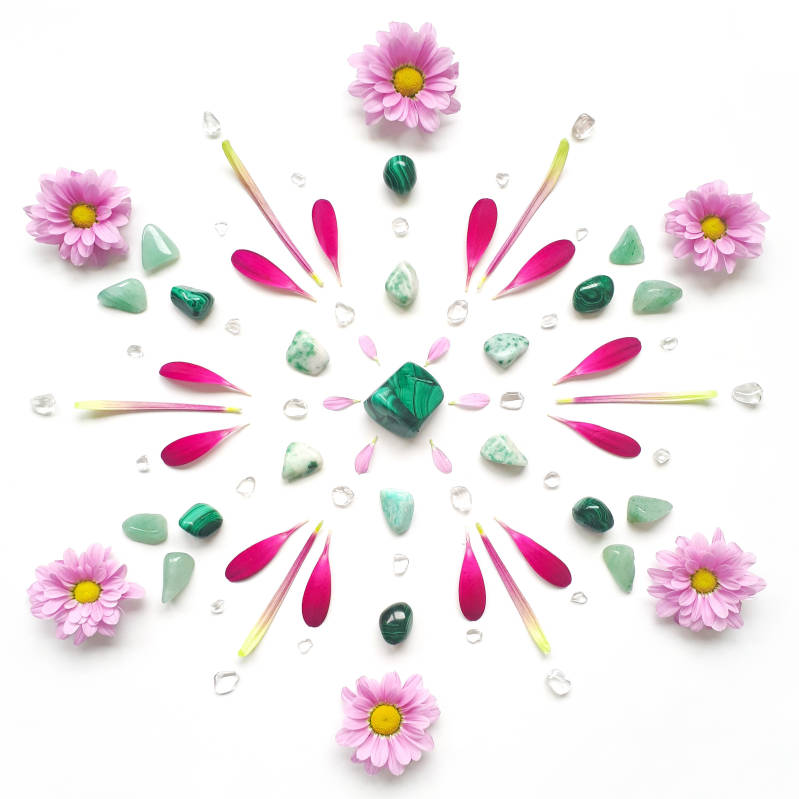 kaart met edelstenen in mandala vorm. Malachiet, aventurijn en chrysanten.