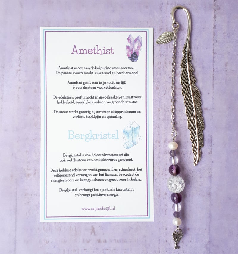 Handgemaakte boekenlegger van metaal met een klein blaadje en edelstenen van van bergkristal , amethist en rozenkwarts. De gouden driehoek. De boekenlegger kan in meerdere varianten gemaakt worden en wordt geleverd in een organzazakje en voorzien van een