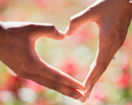 Deux mains formant un coeur.
