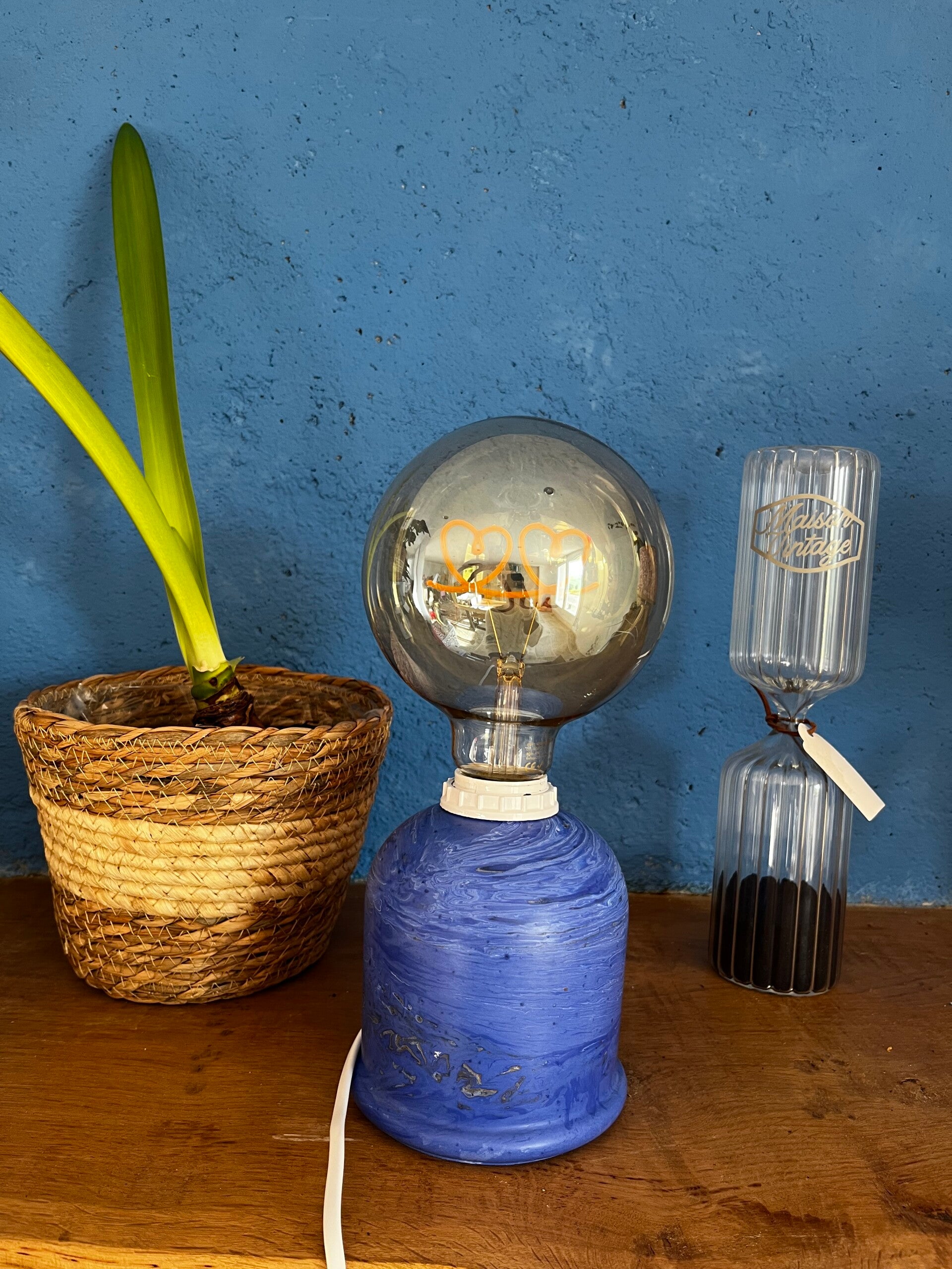 Lampe jesmonite bleu