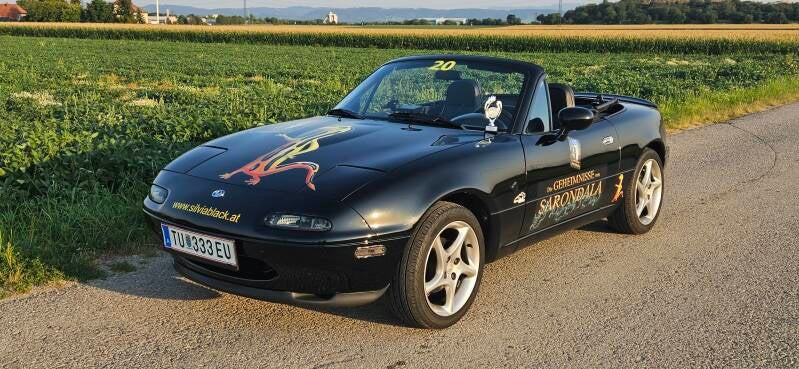 Mazda MX5 NA in schwarz mit Sarondala Schriftzug; Pokal von St. Pölten Classic 2025, 2. Platz Wertungsklasse MX5, steht auf der Motorhaube
