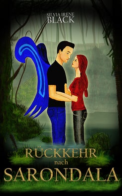 Cover "Rückkehr nach Sarondala": ein Teenagerjunge mit blauen Flügeln hält Teenagermädchen im Arm. Die beiden stehen in einer Sumpflandschaft und sind bis zu den Knien eingesunken.
