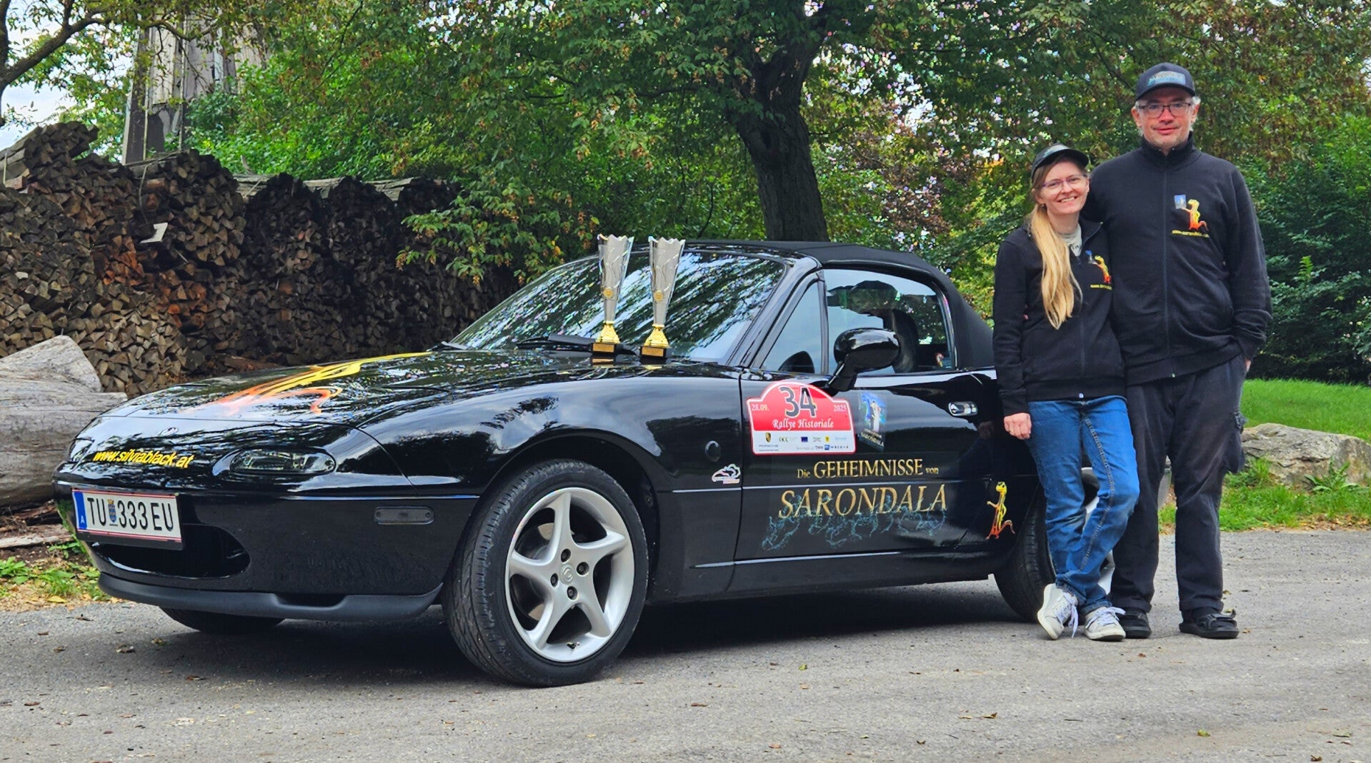 Christian und Silvia vor MX5 NA mit Pokalen der Rallye Historiale